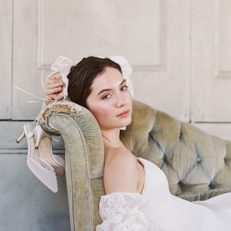 خذي صور مثيرة و جذابة لك مع حذاء الزفاف مع العبارات التي يمكنك كتابتها أسفل الحذاء 