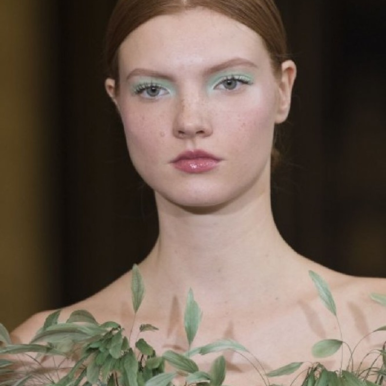 الوان ظلال عيون خضراء بأسلوب Christian Siriano