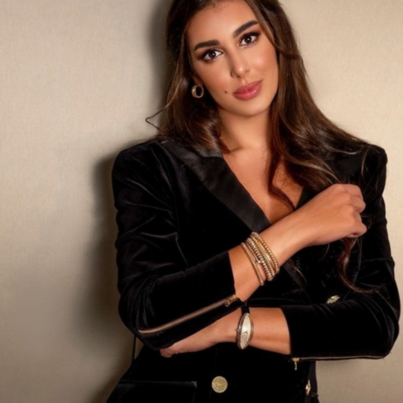  من مجموعة بينوار ألونجيه من كارتييه ظهرت بساعة يد من الذهب ومرصعة بالألماس