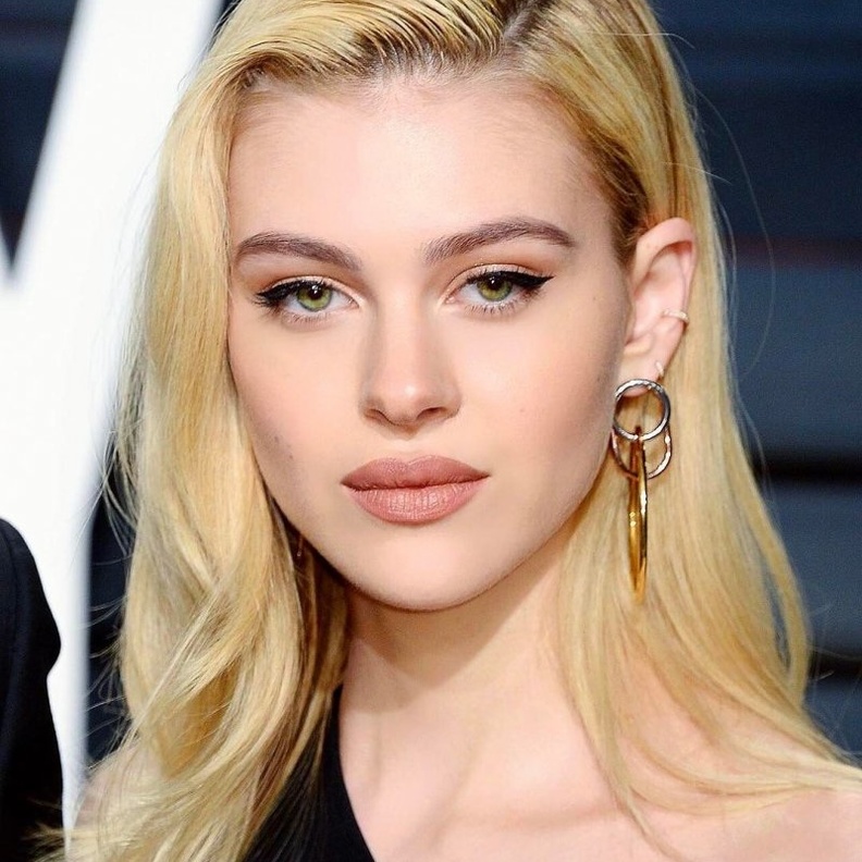 أبرز اطلالات نيكولا بيلتز الجمالية مع رسمات المكياج البارزة وخطوط الآيلاينر