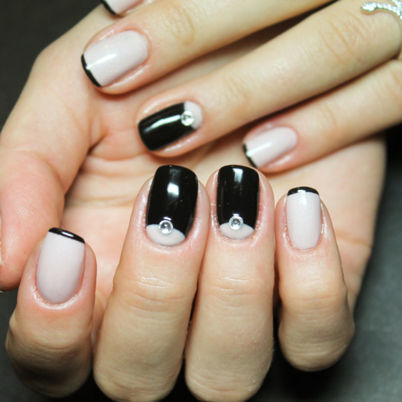 طريقة سهلة لوضع المناكير الفرنسي الاسود في المنزل