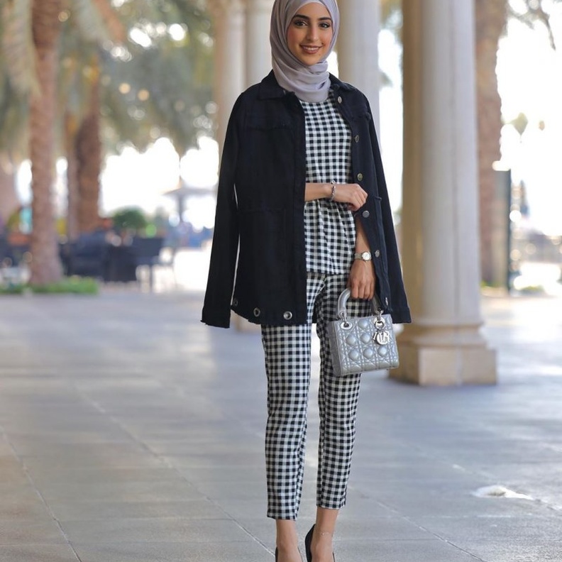  ازياء صيفية تناسب العمل بنقشات الكارو من وحي رنيم غسان