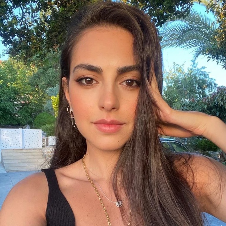 البلاشر يعطي بشرتها نضارة ونعومة