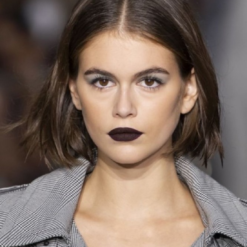 طرق وضع احمر الشفاه الداكن والاسود في عرض Max Mara