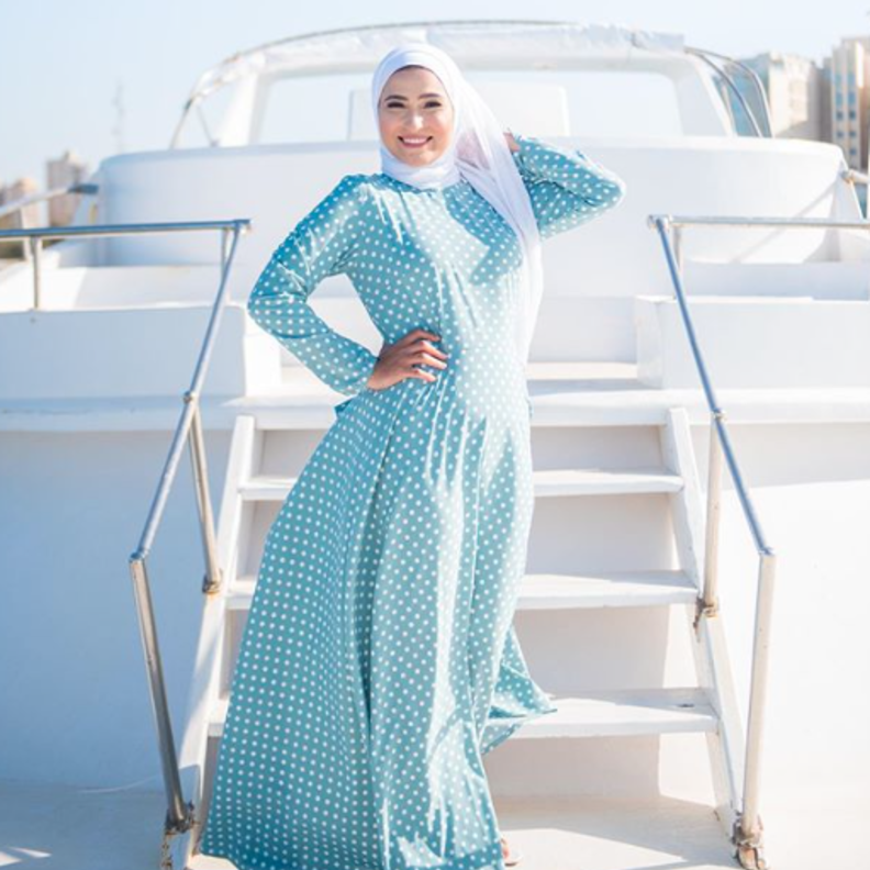 جاذبية وفاء بالفستان الأزرق مع نقشة البولكا بالأبيض باطلالة صيفية