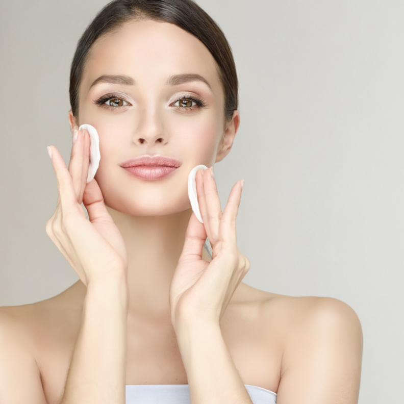 استخدمي الحليب لتنظيف البشرة