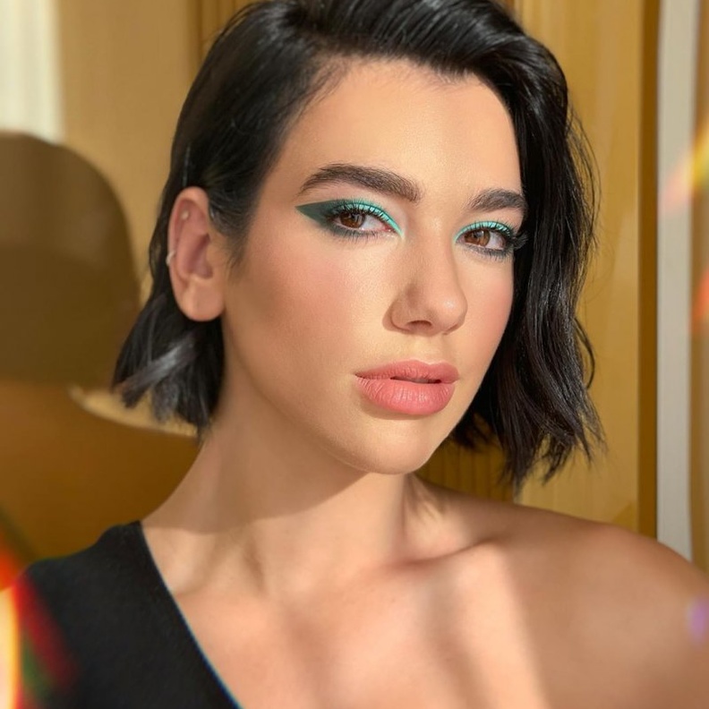 dua lipa بمكياج عيون أخضر أنيق وعصري