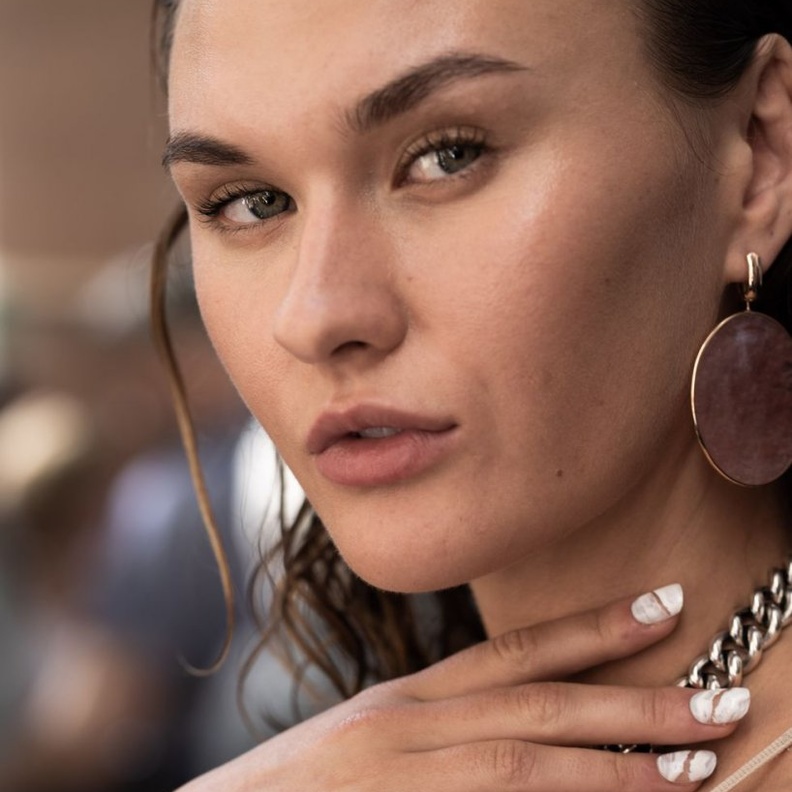  احدث الوان طلاء الاظافر للبشرة الحنطية 2020 بتدرجات بيضاء من Roland Mouret