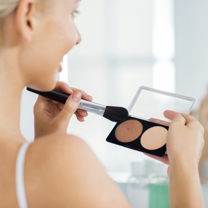  يعتمد خبراء التجميل على قطرات كريم الاساس الاغمق من لون البشرة