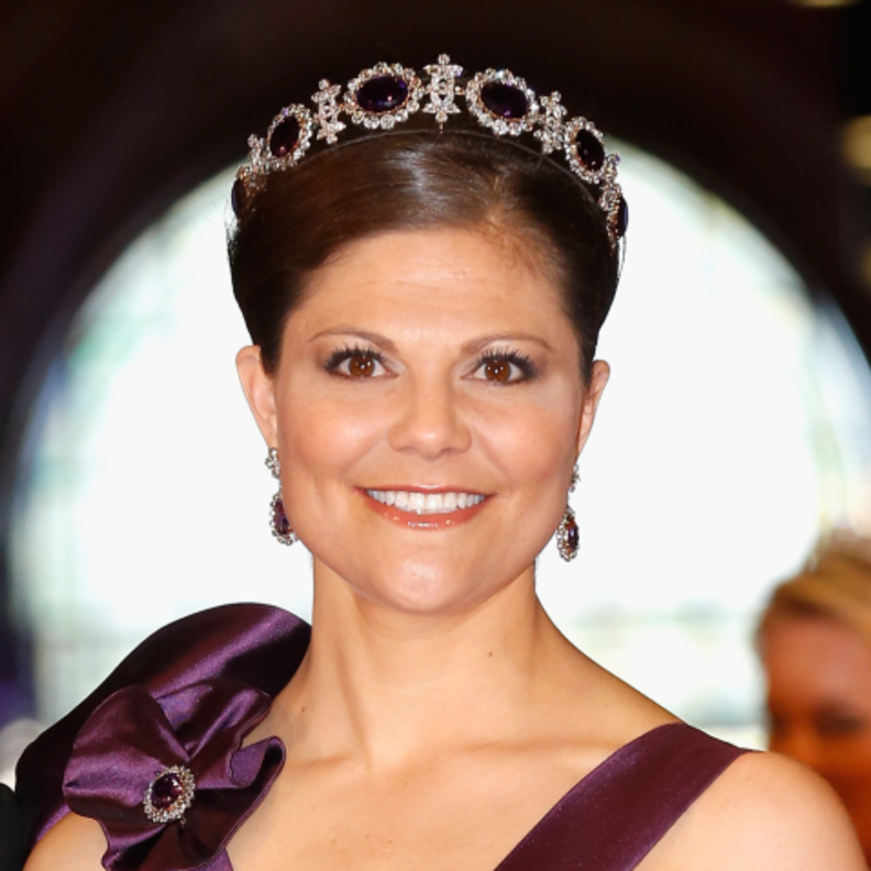 في عيدها الـ 43.. أجمل مجوهرات ملكة السويد المستقبلية