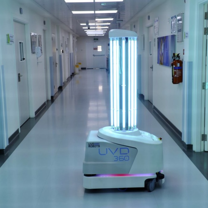 صحة دبي تستخدم الروبوتات الذكية لتعقيم منشآتها الصحية