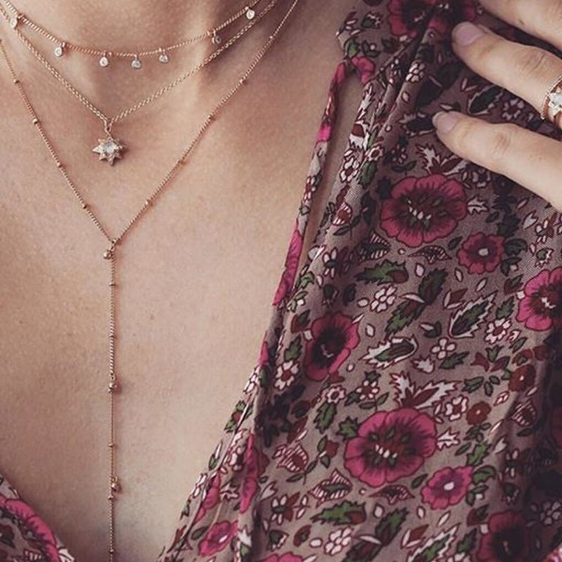 زيني اطلالتك بلمسة عصرية مع سلاسل Lariat