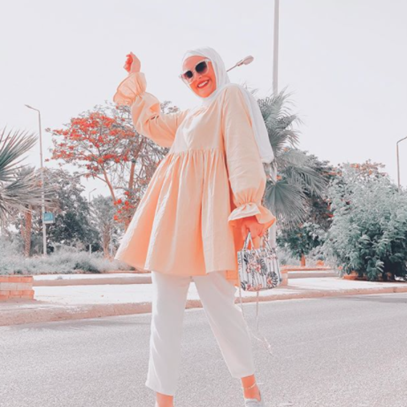  بساطة وأناقة كاجوال بالتوب المشمشي الطويل مع السروال الأبيض والحذاء المريح