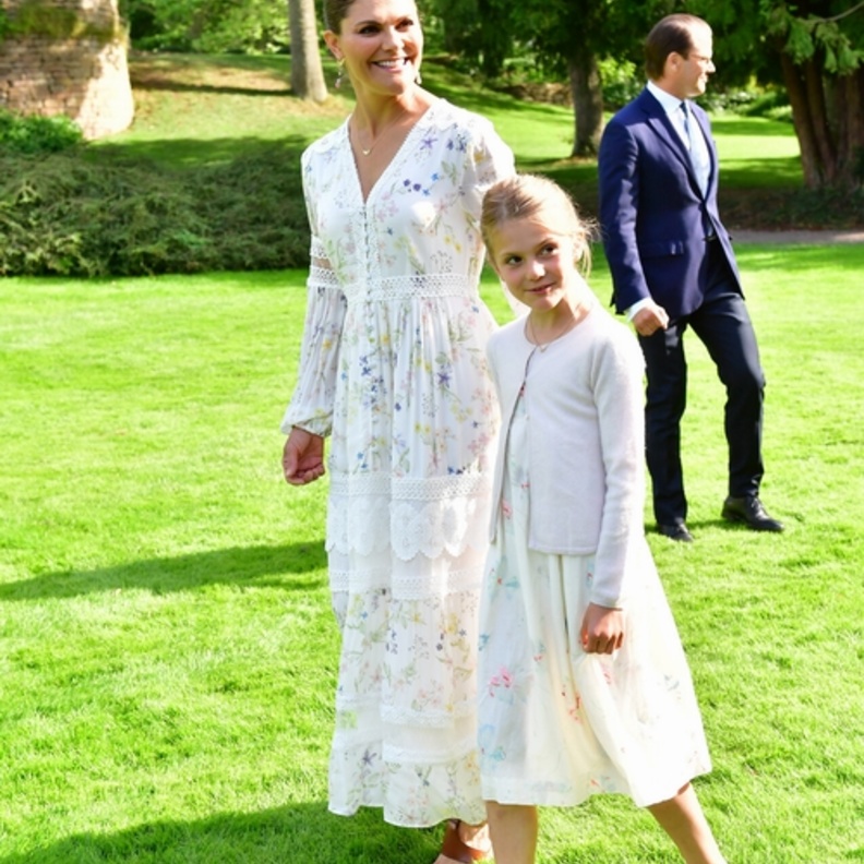  إختارت الأميرة فيكتوريا فستاناً باللون الأبيض بطبعة الورود الناعمة من ماركة By Malina