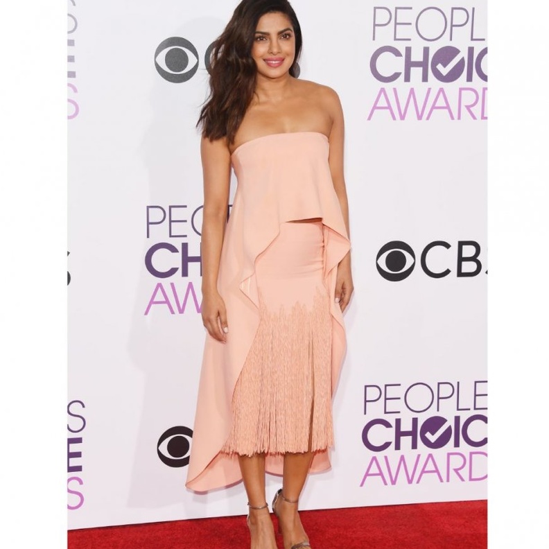 اعتمدت بريانكا شوبرا فستان ميدي باللون الزهري