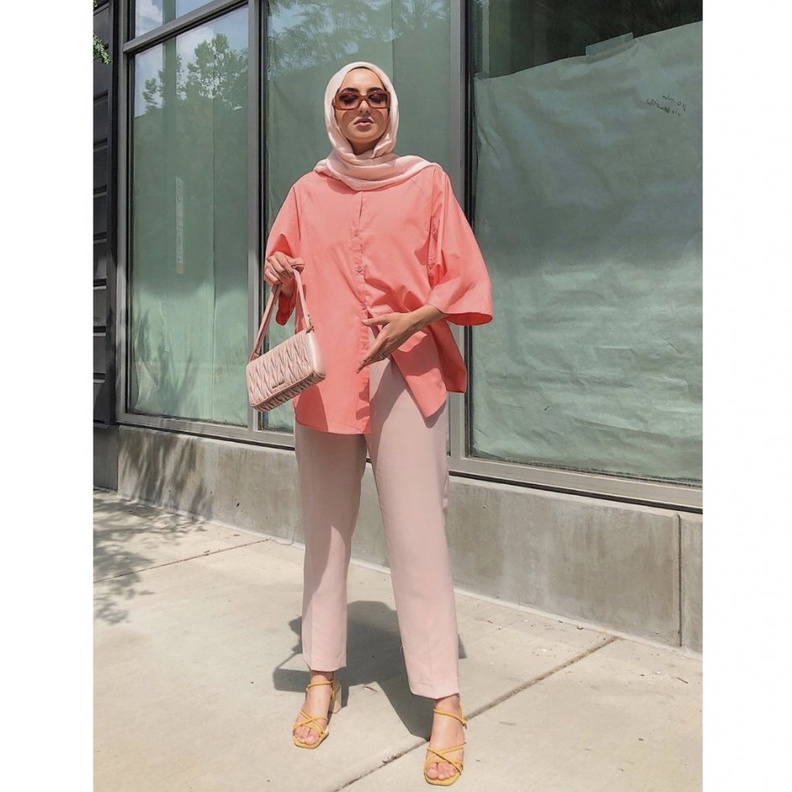 سمر البرشا في لوك صباحي ناعم بدرجات اللون الزهري