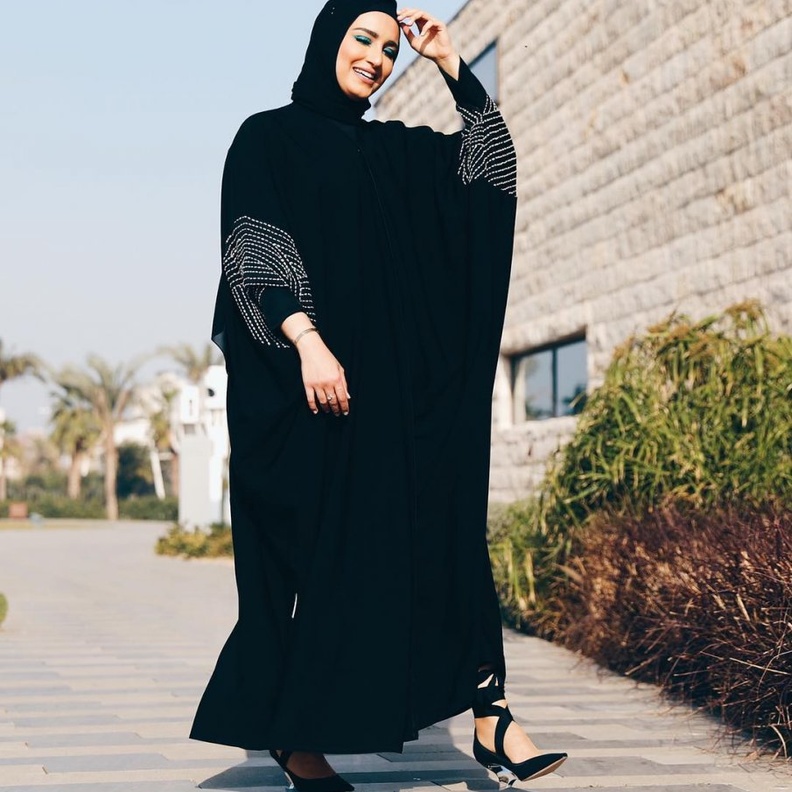 طرق تنسيق العبايات السوداء من وحي الفاشينيستا سندس القطان