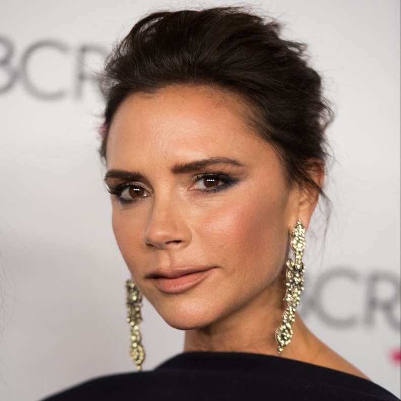 طريقة عمل مكياج عيون ساحر ومات على طريقة فيكتوريا بيكهام