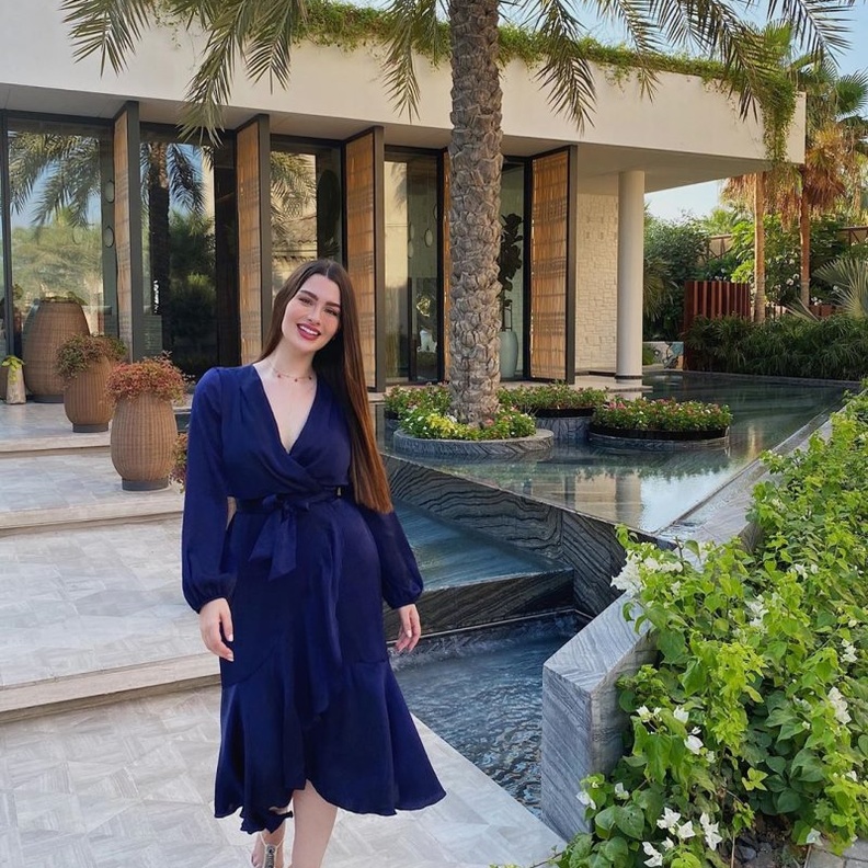 تنسيق روان بن حسين للفساتين الميدي