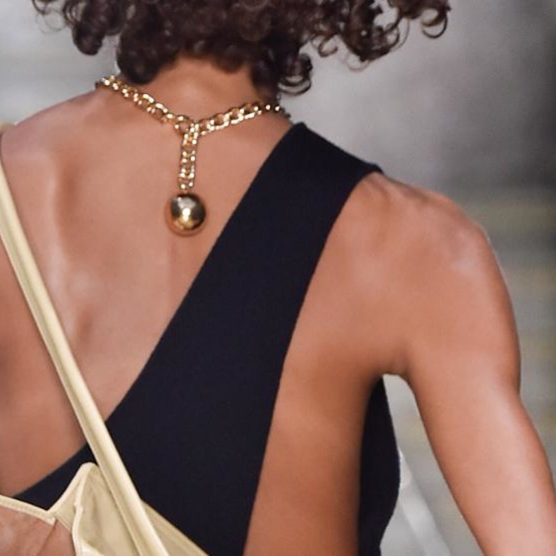  امنحي اطلالتك الجرأة بمجوهرات عصرية