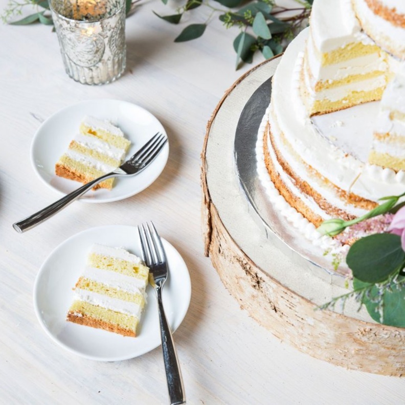 لا تترددي مطلقاً باختيار نكهة الكعكة الاعتيادية التي تكون كلفتها اقل من النكهات المميزة الاخرى