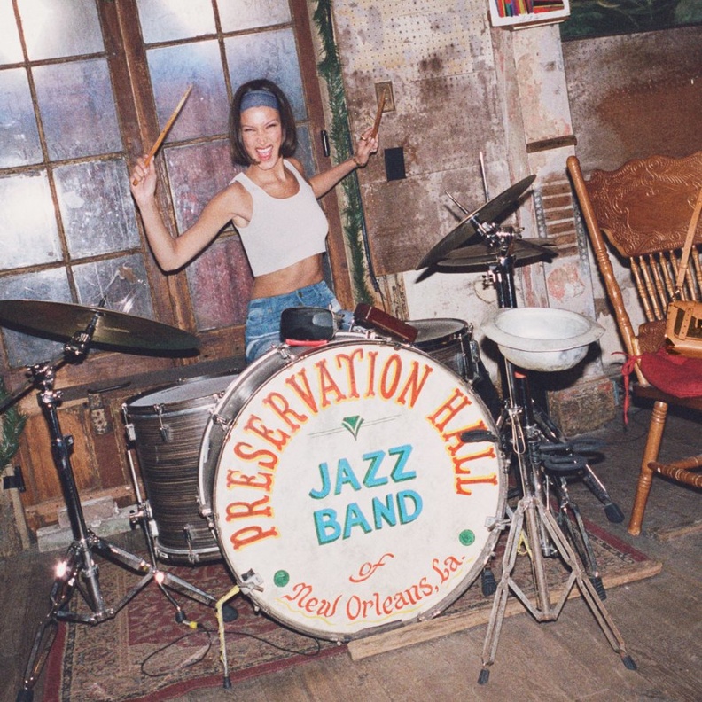 مايكل كورس يساعد بيلا حديد لقضاء 24 ساعة في نيو أورلينز