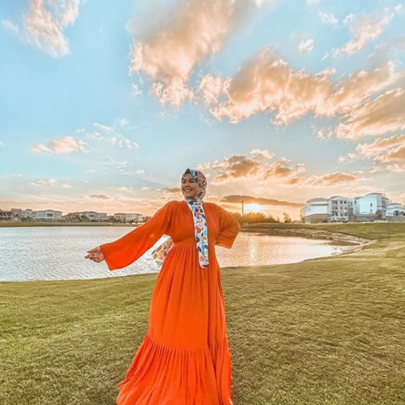  تألقت بالفستان الطويل الفضفاض البرتقالي اللون مع الأكمام الواسعة