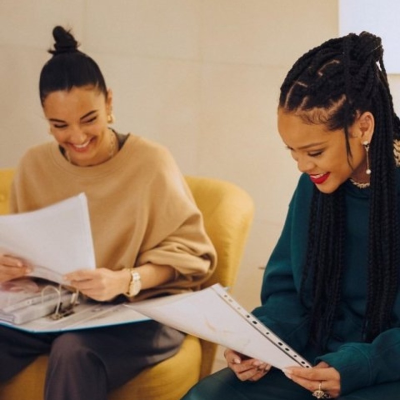 مصممة الاحذية امينة معادي وريهانا