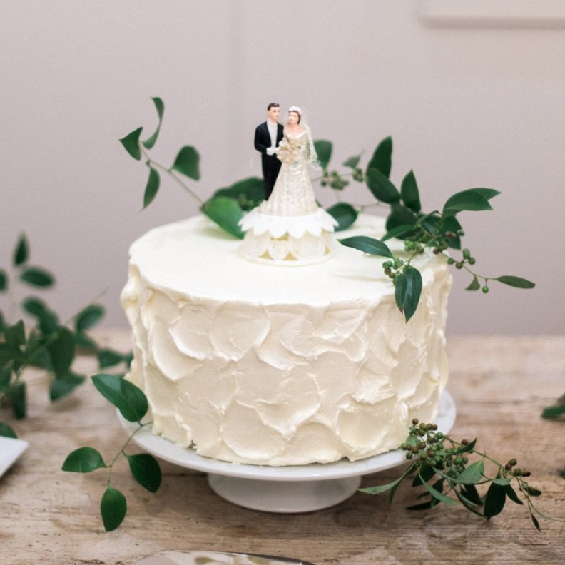  اختاري التصميم البسيط لكعكة الزفاف كي لا تزيدي من تكلفتها