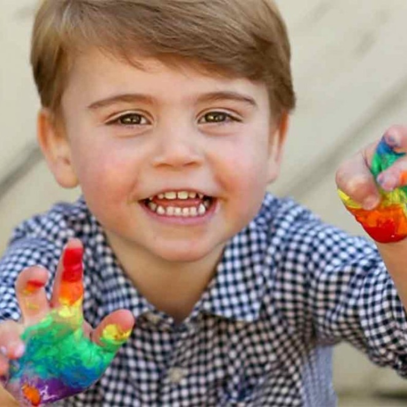 الأميرة شارلوت تخرج لسانها للجمهور والأمير لويس يمسك أنف جده.. لقطات عفوية لأبناء ويليام وكيت