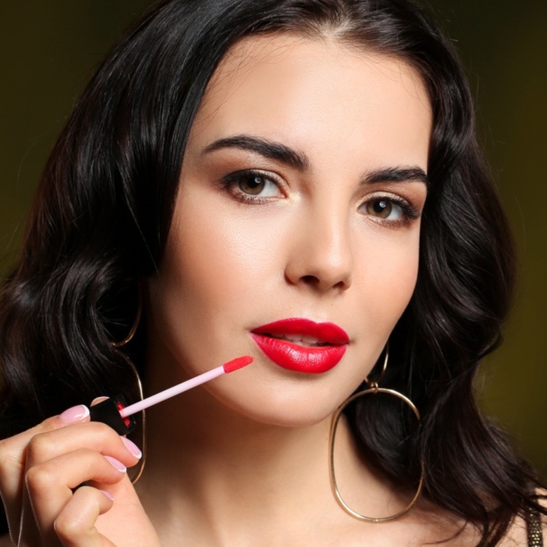  اساسيات المكياج التي يجب ان تكون في حقيبتك