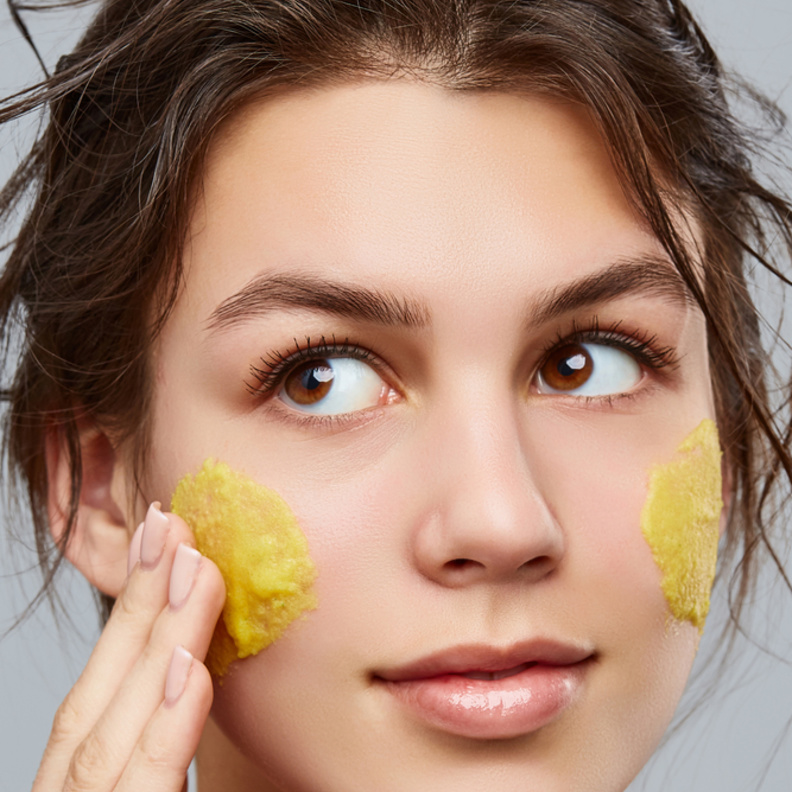 طريقة عمل ماسك الكركم والعسل للتخلص من حب الشباب