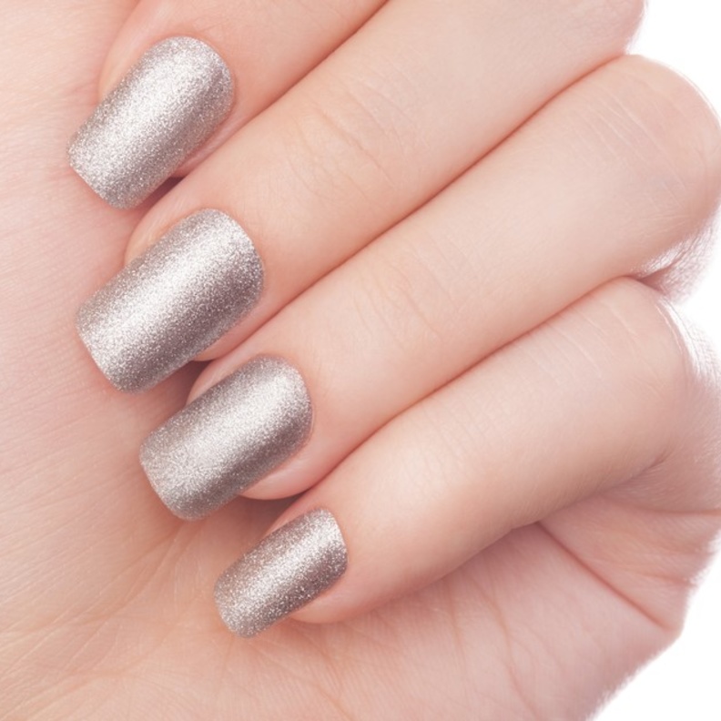 المناكير الميتاليك لجمال اظافرك