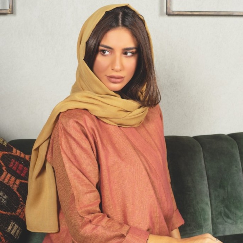 عبايات أنيقة ومفصلة لتناسبك من Deta Brand
