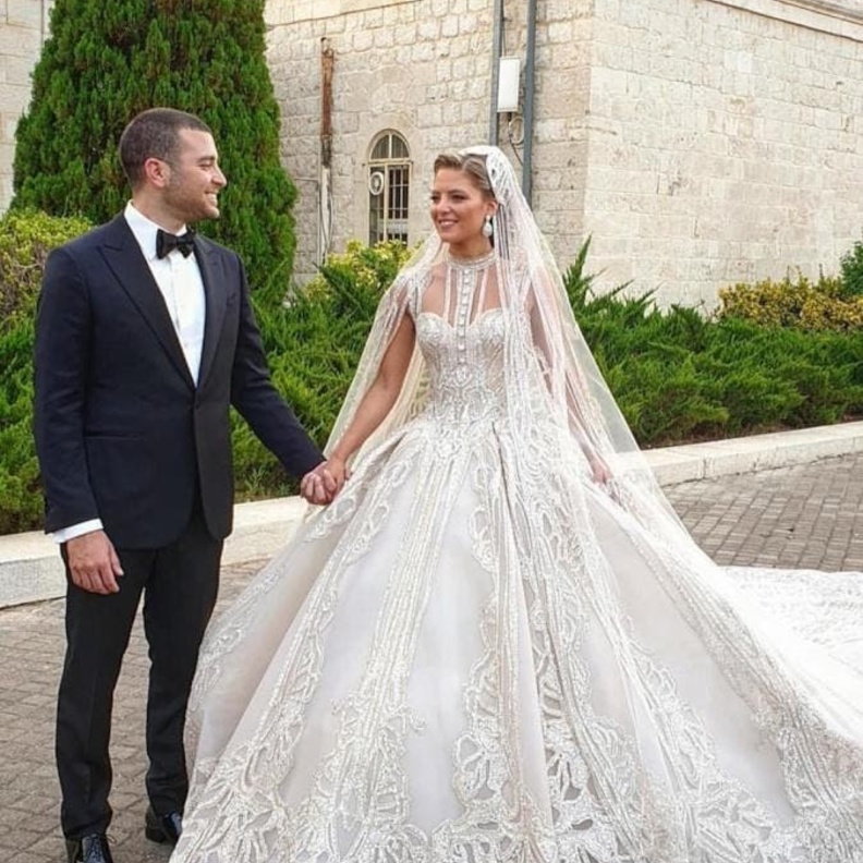 العروس بفستان ايلي صعب الذي جسد اعلى مستويات الفخامة