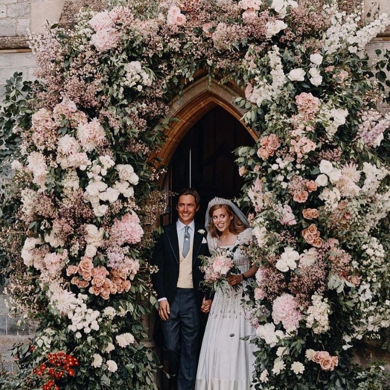 الأميرة بياتريس مرتدية فستان زفاف كلاسيكي من تصميم نورمان هارتنل وتاج الماس الملكة ماري