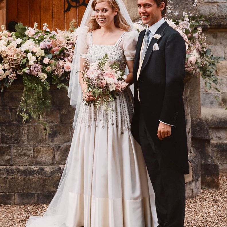 بقطعة مجوهرات عمرها 100 عام.. الأميرة بياتريس تتألق بتاج زفاف جدتها في يوم عٌرسها