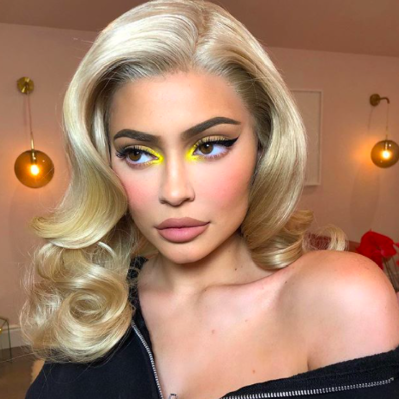 درجات الأصفر في مكياج عيون كايلي جينر