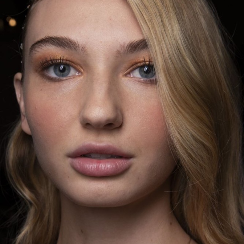 مكياج عيون برونزي فاتح مع احمر شفاه طبيعي لعيد الاضحى 2020 من Bibhu Mohapatra