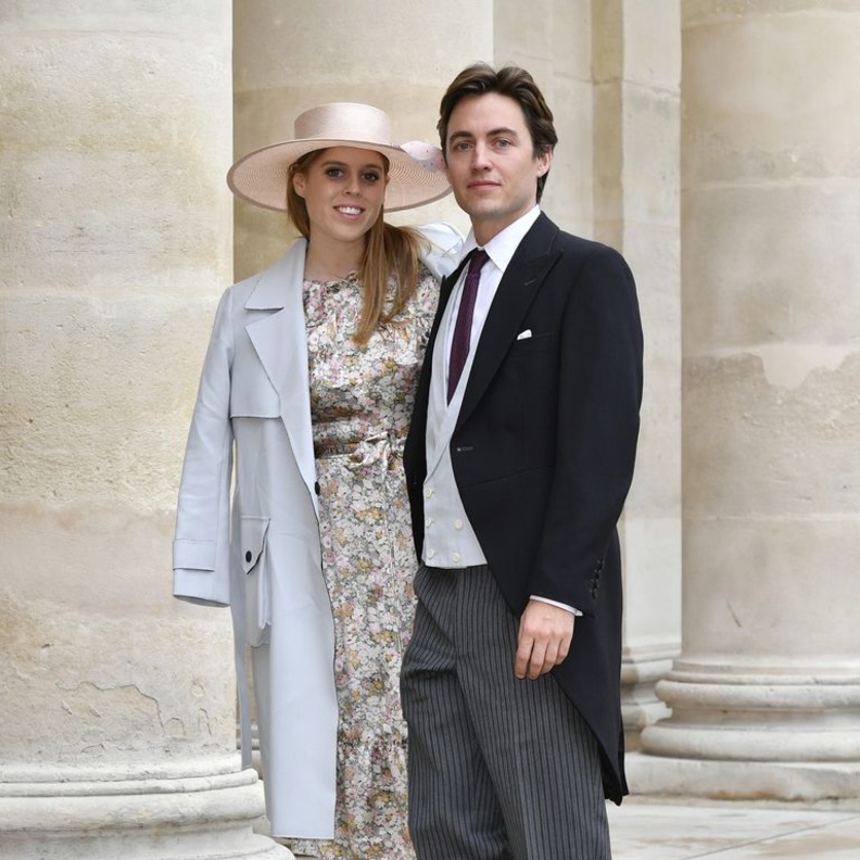  إختارت فستاناً بنقشة الورود نسّقت معه معطفاً باللون الأزرق الباستيل