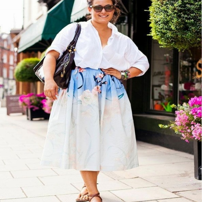 اختاري قميص أبيض بقصة واسعة مع تنورة ميدي كلوش