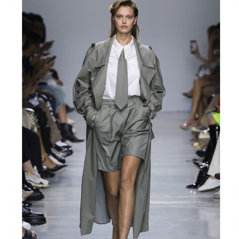 افكار تنسيق ربطة العنق مع الشورت بأساليب أنيقة في صيف 2020 من Annakiki