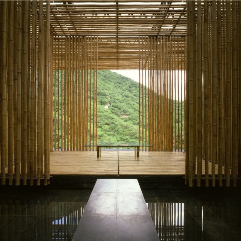 يسمح للضوء والهواء بالمرور عبره