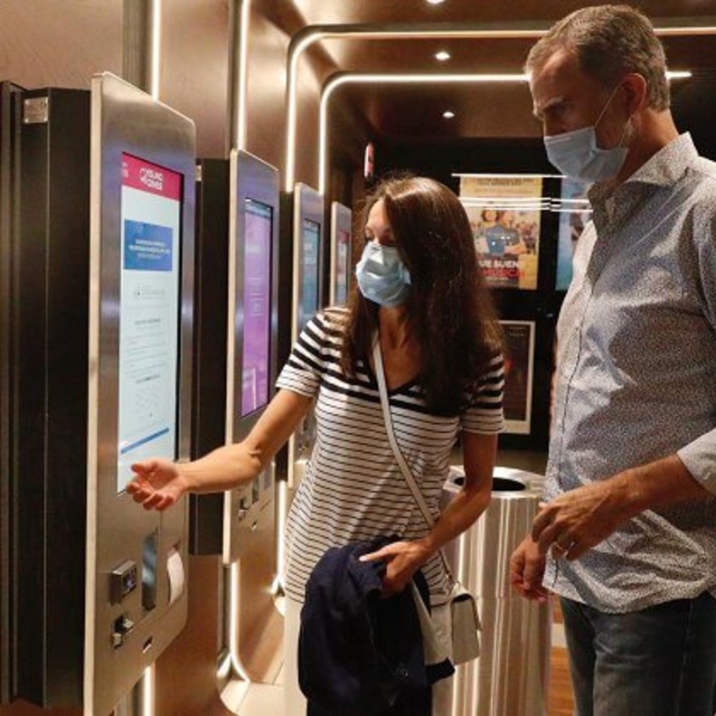 ملك وملكة إسبانيا يزوران دار عرض سينمائية لتشجيع صناعة السينما في إسبانيا