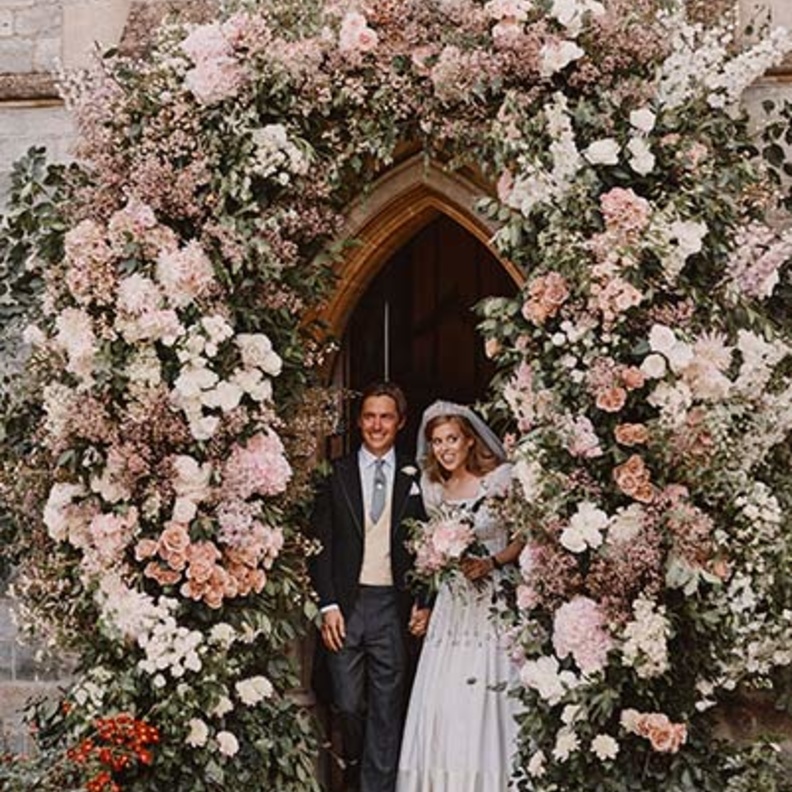 هكذا علق أفراد العائلة المالكة على حفل زفاف الأميرة بياتريس