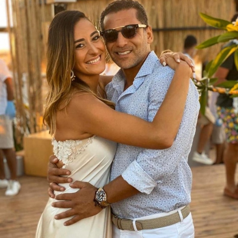  أطلت أمينة إلى جانب خطيبها المهندس عمر طه بفستان حريريّ ناعم طويل.