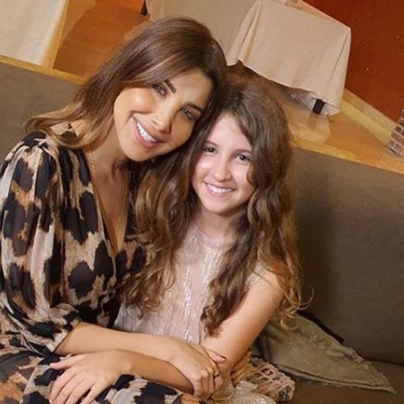 تألقت بمكياج سموكي ناعم بدرجات الألوان الترابية