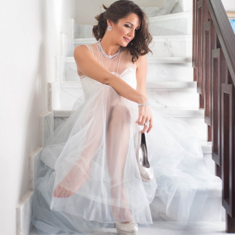 اطلالات شام الذهبي ابنة اصالة بالفستان الابيض الفاخر