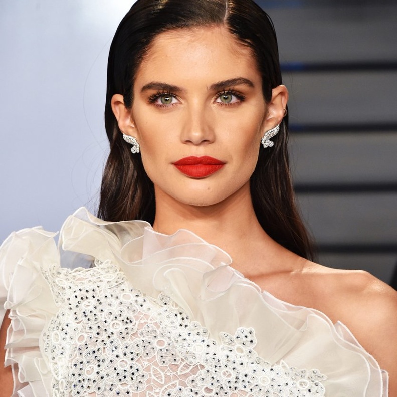 تحب Sara Sampaio اعتماد أحمر الشفاه الأحمر
