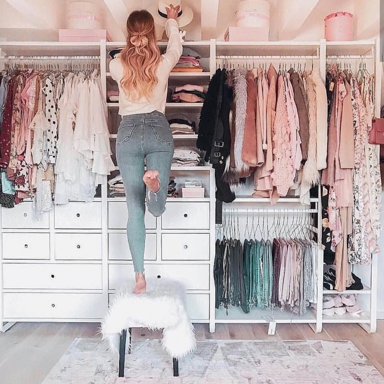  ‎غرفة ملابس للبنات باللون الزهري الباستيل